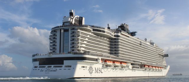 Com 339 metros, o navio de cruzeiro MSC Seashore atraca pela primeira vez em Maceió